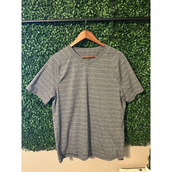 Mens Gray Lululemon Short Sleeve Shirt Size Large - Picture 1 of 3